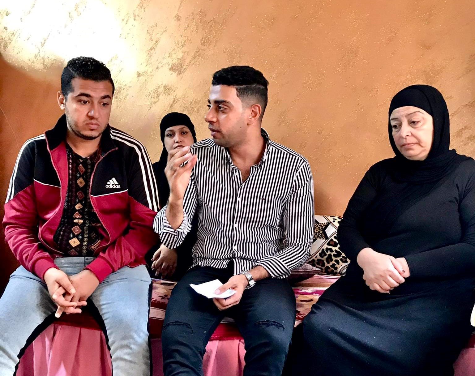 "محرر الشروق يلتقي أسرة المجني عليه"